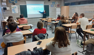 El professorat de la XES Badalona es forma en consum responsable